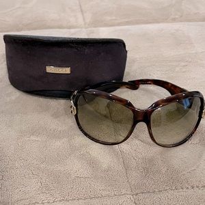 Gucci black and gold belt buckle sunglasses